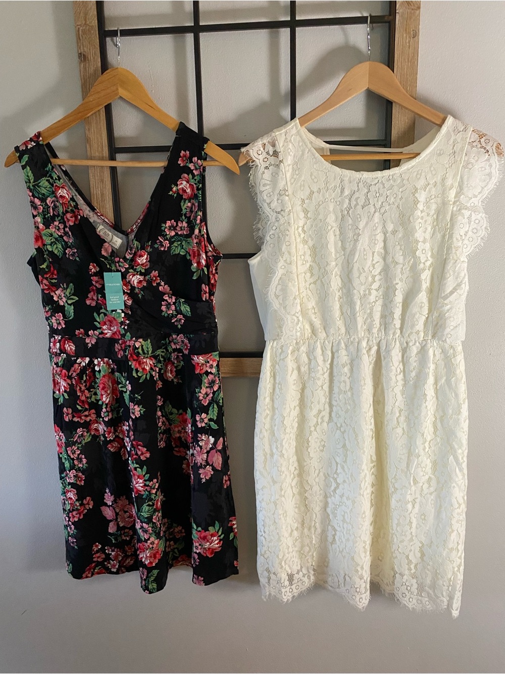 Lot of 2 Dresses! Maurices Floral V-Neck & Sleeveless Lace Dress Medium